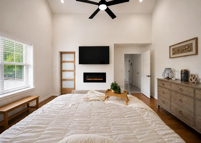 Casa Blanca Luxury With Fireplace, Disc Golf, 5 Beds