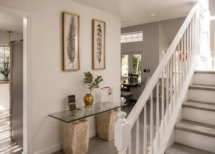 Casa Blanca Luxury With Fireplace, Disc Golf, 5 Beds Сasa de vacaciones Tulsa