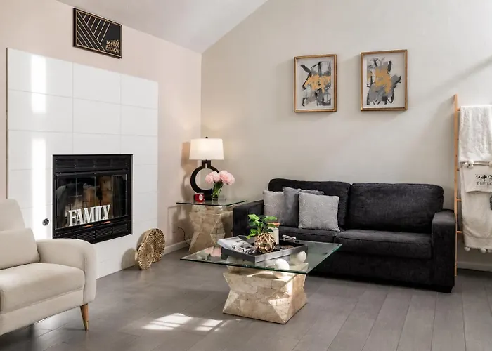 Casa Blanca Luxury With Fireplace, Disc Golf, 5 Beds Tulsa