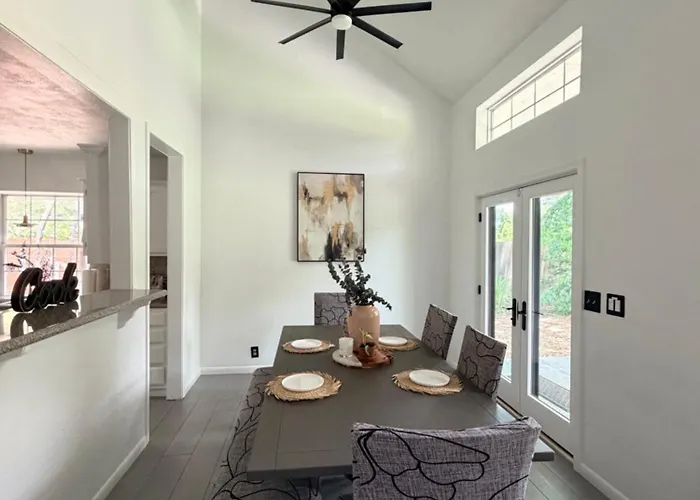 Casa Blanca Luxury With Fireplace, Disc Golf, 5 Beds Tulsa