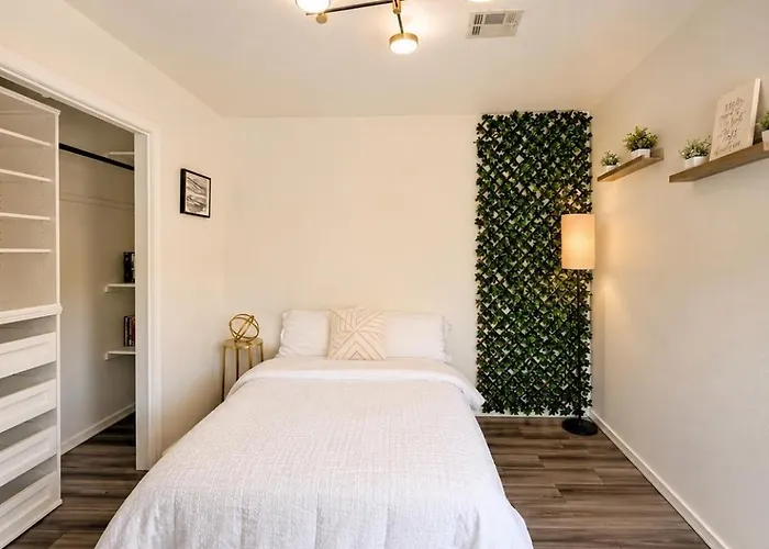 Casa Blanca Luxury With Fireplace, Disc Golf, 5 Beds Tulsa