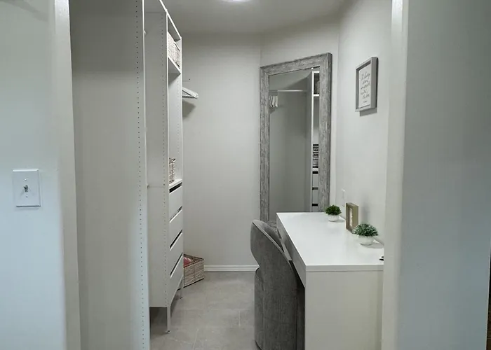Casa Blanca Luxury With Fireplace, Disc Golf, 5 Beds Tulsa